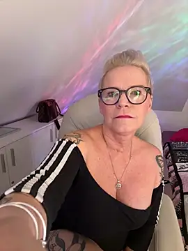 German Milf online show from November 2025 01:45:01 PM