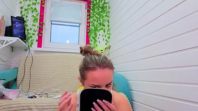 Snapshot of Misss_Vikk chatting on November 2025 06:35:01 AM Misss Vikk online show from November 2025 06:35:01 AM