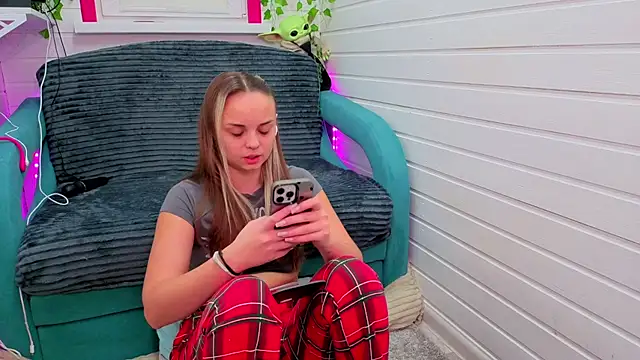 Snapshot of Misss_Vikk chatting on November 2025 07:30:01 AM Misss Vikk online show from November 2025 07:30:01 AM