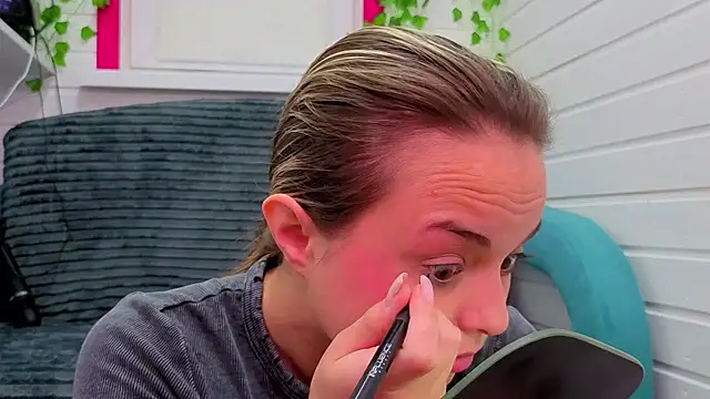 Snapshot of Misss_Vikk chatting on November 2025 06:05:02 AM Misss Vikk online show from November 2025 06:05:02 AM