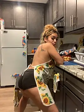 Snapshot of Sexxxyluna28 chatting on December 2024 11:37:02 PM Sexxxyluna28 online show from December 2024 11:37:02 PM