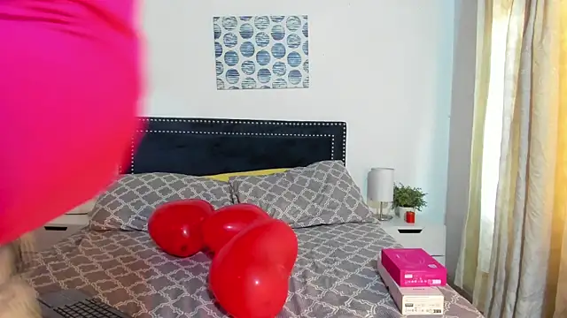 Snapshot of ZulyMichels chatting on February 2026 12:20:01 PM ZulyMichels online show from February 2026 12:20:01 PM