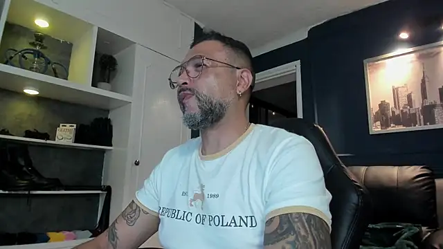 Snapshot of MrFrank_tattoo chatting on June 2026 12:57:01 AM MrFrank tattoo online show from June 2026 12:57:01 AM