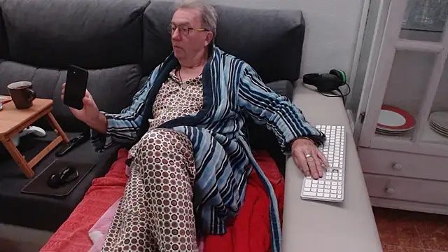 Snapshot of Nudelschwanz chatting on February 2025 04:52:02 AM Nudelschwanz online show from February 2025 04:52:02 AM