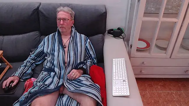 Snapshot of Nudelschwanz chatting on February 2025 11:25:02 PM Nudelschwanz online show from February 2025 11:25:02 PM