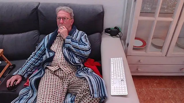 Snapshot of Nudelschwanz chatting on February 2025 08:55:01 PM Nudelschwanz online show from February 2025 08:55:01 PM