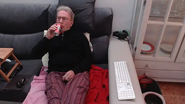 Snapshot of Nudelschwanz chatting on February 2025 09:04:02 PM Nudelschwanz online show from February 2025 09:04:02 PM