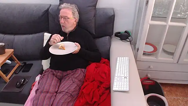 Snapshot of Nudelschwanz chatting on February 2025 02:46:02 PM Nudelschwanz online show from February 2025 02:46:02 PM