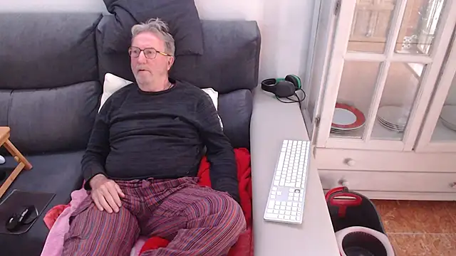 Snapshot of Nudelschwanz chatting on February 2025 05:31:01 PM Nudelschwanz online show from February 2025 05:31:01 PM