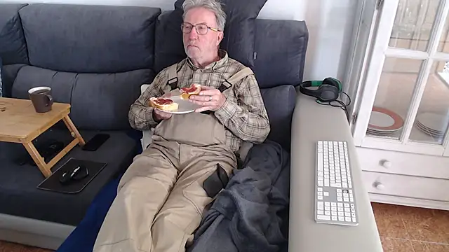 Snapshot of Nudelschwanz chatting on February 2025 03:26:01 PM Nudelschwanz online show from February 2025 03:26:01 PM