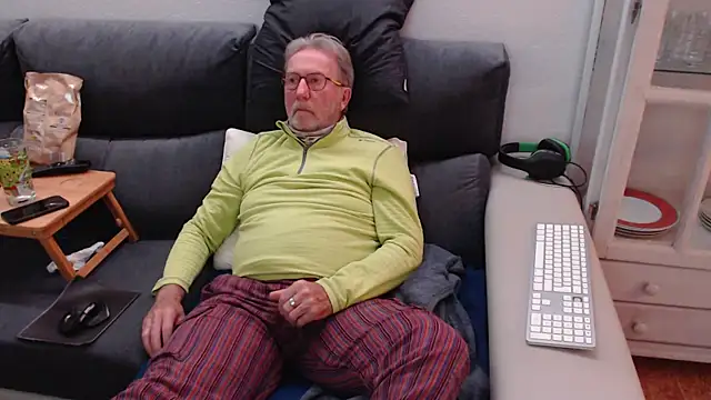 Snapshot of Nudelschwanz chatting on March 2025 06:54:01 PM Nudelschwanz online show from March 2025 06:54:01 PM