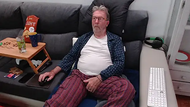 Snapshot of Nudelschwanz chatting on March 2025 10:19:02 PM Nudelschwanz online show from March 2025 10:19:02 PM