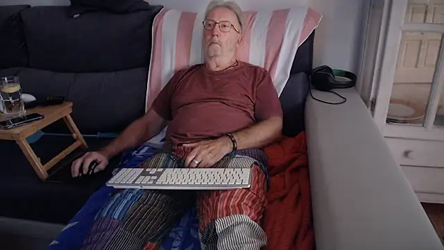 Snapshot of Nudelschwanz chatting on October 2025 04:39:01 PM Nudelschwanz online show from October 2025 04:39:01 PM