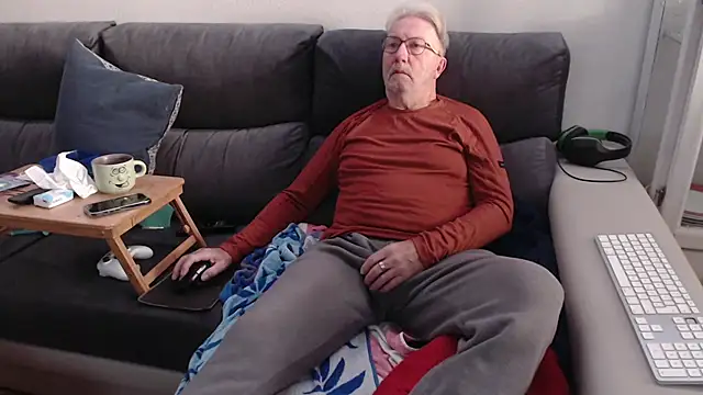 Snapshot of Nudelschwanz chatting on December 2025 09:07:01 AM Nudelschwanz online show from December 2025 09:07:01 AM