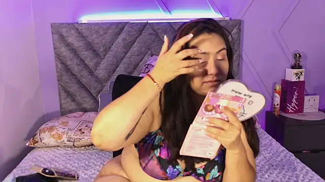 emmajohnss online show from November 2025 04:00:02 AM