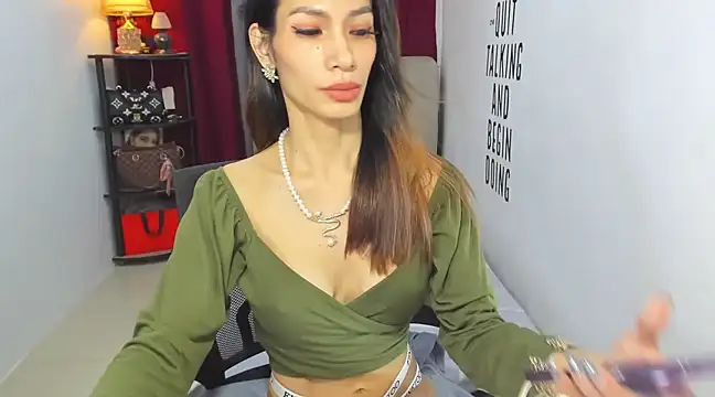 Snapshot of Trixie_Mattel21 chatting on March 2025 09:48:02 PM Trixie Mattel21 online show from March 2025 09:48:02 PM