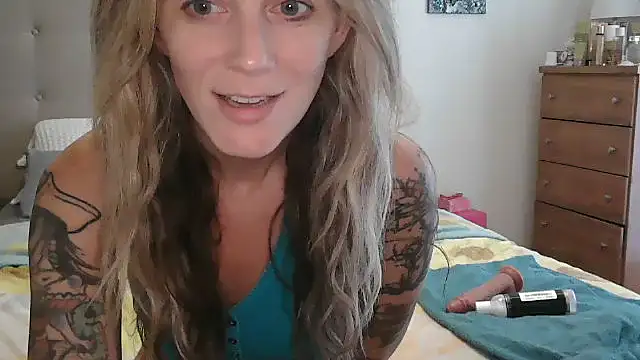 Snapshot of Heyitsmee33 chatting on October 2025 01:09:01 PM Heyitsmee33 online show from October 2025 01:09:01 PM