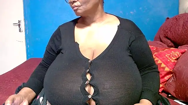Snapshot of CUTEFIRMMELONSS chatting on June 2026 01:28:01 PM CUTEFIRMMELONSS online show from June 2026 01:28:01 PM