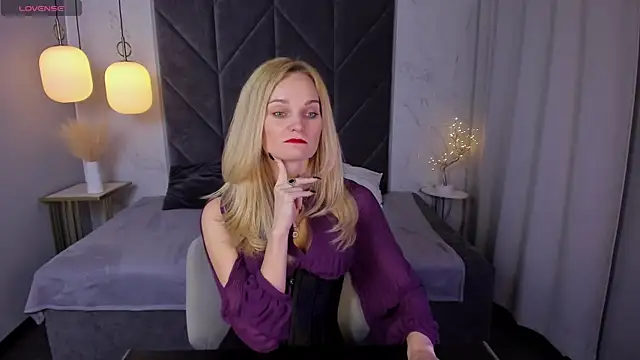 Snapshot of SaraSubtlety chatting on September 2025 01:22:01 PM SaraSubtlety online show from September 2025 01:22:01 PM