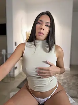 Snapshot of EllaSanz_ chatting on November 2025 10:32:02 PM EllaSanz online show from November 2025 10:32:02 PM