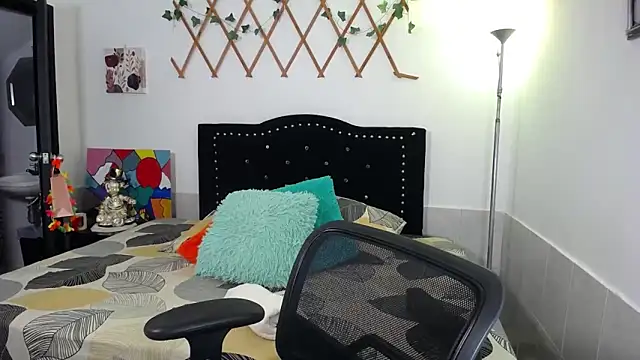 naughty girl 4u online show from April 2026 05:38:02 PM