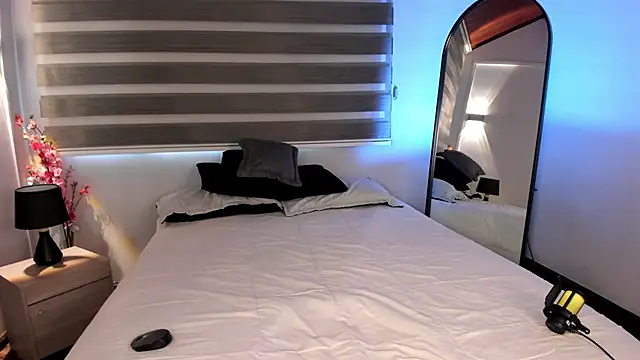 MERIDA TAYLOR online show from December 2025 12:14:01 PM