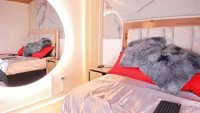 Naughty  Mom online show from April 2026 01:14:01 PM