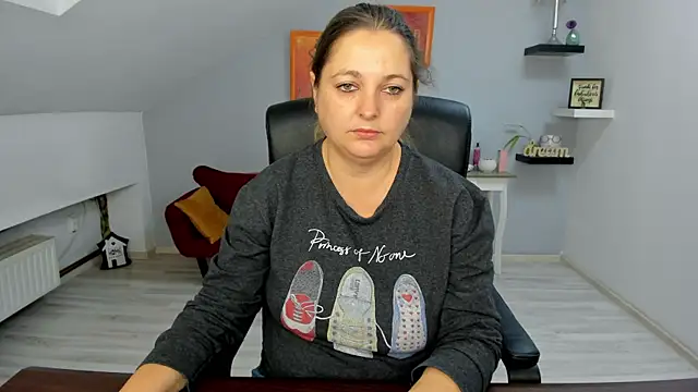 LollaGirl online show from November 2025 04:22:01 AM