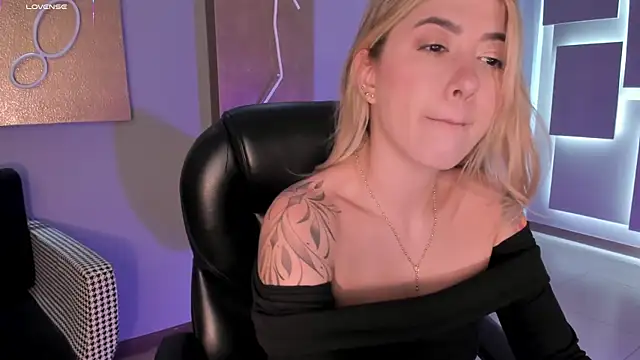 EveBensonX online show from November 2025 12:37:02 PM