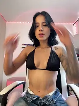 Snapshot of Ale_Lewis chatting on February 2025 06:21:01 PM Ale Lewis online show from February 2025 06:21:01 PM