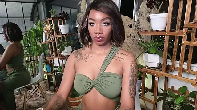 Snapshot of emely_brandon chatting on December 2024 01:15:02 AM emely brandon online show from December 2024 01:15:02 AM