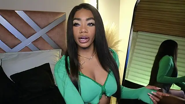 Snapshot of emely_brandon chatting on January 2025 12:27:02 AM emely brandon online show from January 2025 12:27:02 AM