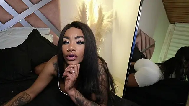 Snapshot of emely_brandon chatting on January 2025 03:30:01 AM emely brandon online show from January 2025 03:30:01 AM