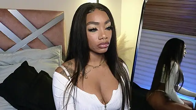 Snapshot of emely_brandon chatting on January 2025 01:20:01 AM emely brandon online show from January 2025 01:20:01 AM