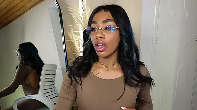 Snapshot of emely_brandon chatting on March 2025 04:46:01 PM emely brandon online show from March 2025 04:46:01 PM