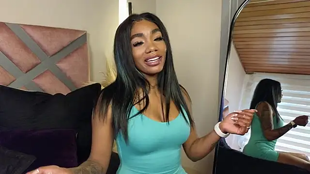 Snapshot of emely_brandon chatting on March 2025 07:15:01 PM emely brandon online show from March 2025 07:15:01 PM