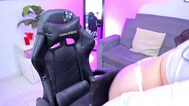 Snapshot of BellaFlaming chatting on February 2025 03:42:01 PM BellaFlaming online show from February 2025 03:42:01 PM