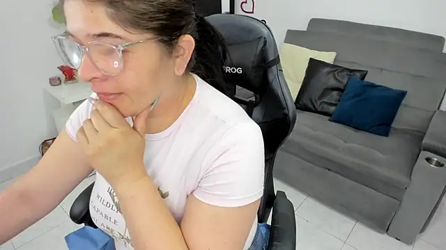 Snapshot of BellaFlaming chatting on February 2025 11:44:02 AM BellaFlaming online show from February 2025 11:44:02 AM