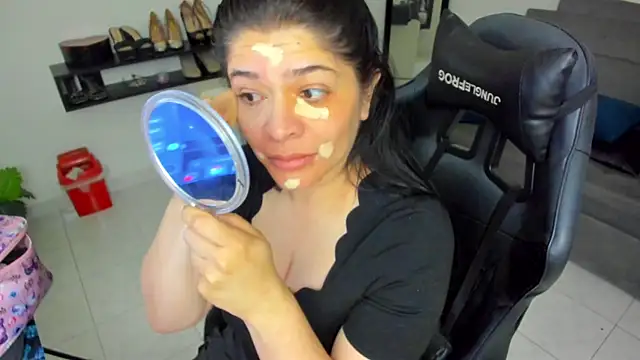 Snapshot of BellaFlaming chatting on November 2025 12:22:02 PM BellaFlaming online show from November 2025 12:22:02 PM