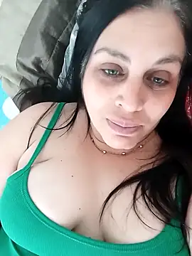 Snapshot of CRUELLAXX chatting on December 2024 05:59:01 PM CRUELLAXX online show from December 2024 05:59:01 PM