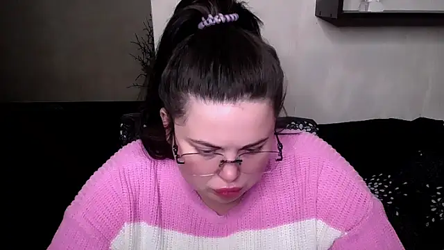 Snapshot of Emily_Mo chatting on October 2025 06:01:02 AM Emily Mo online show from October 2025 06:01:02 AM