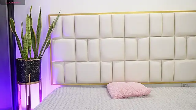 Anais aradia online show from December 2025 05:14:01 AM