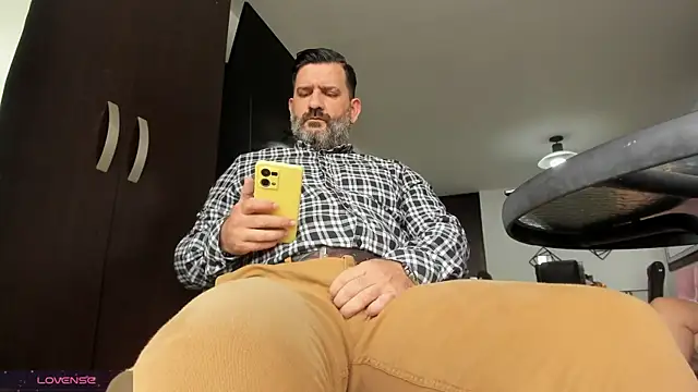 Snapshot of Maxi_TheBigDaddy chatting on April 2026 12:47:01 PM Maxi TheBigDaddy online show from April 2026 12:47:01 PM