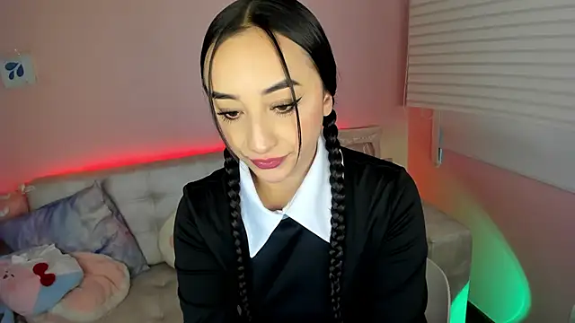 tinysara online show from November 2025 04:35:01 PM