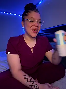 QueenNuttCollector online show from December 2025 02:40:02 AM