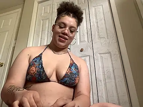 Snapshot of QueenNuttCollector chatting on April 2026 06:38:01 PM QueenNuttCollector online show from April 2026 06:38:01 PM