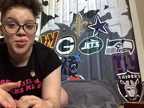 Snapshot of QueenNuttCollector chatting on May 2026 04:48:01 PM QueenNuttCollector online show from May 2026 04:48:01 PM