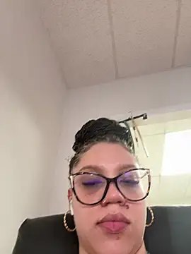 Snapshot of QueenNuttCollector chatting on May 2026 04:04:02 PM QueenNuttCollector online show from May 2026 04:04:02 PM