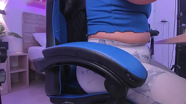 izaro22 online show from November 2025 12:34:01 PM