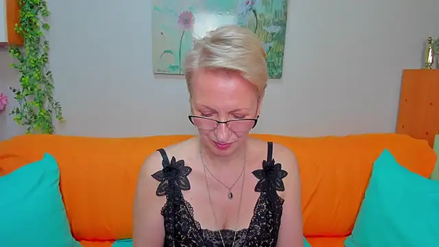 iamyourdream89 online show from April 2026 10:43:02 AM